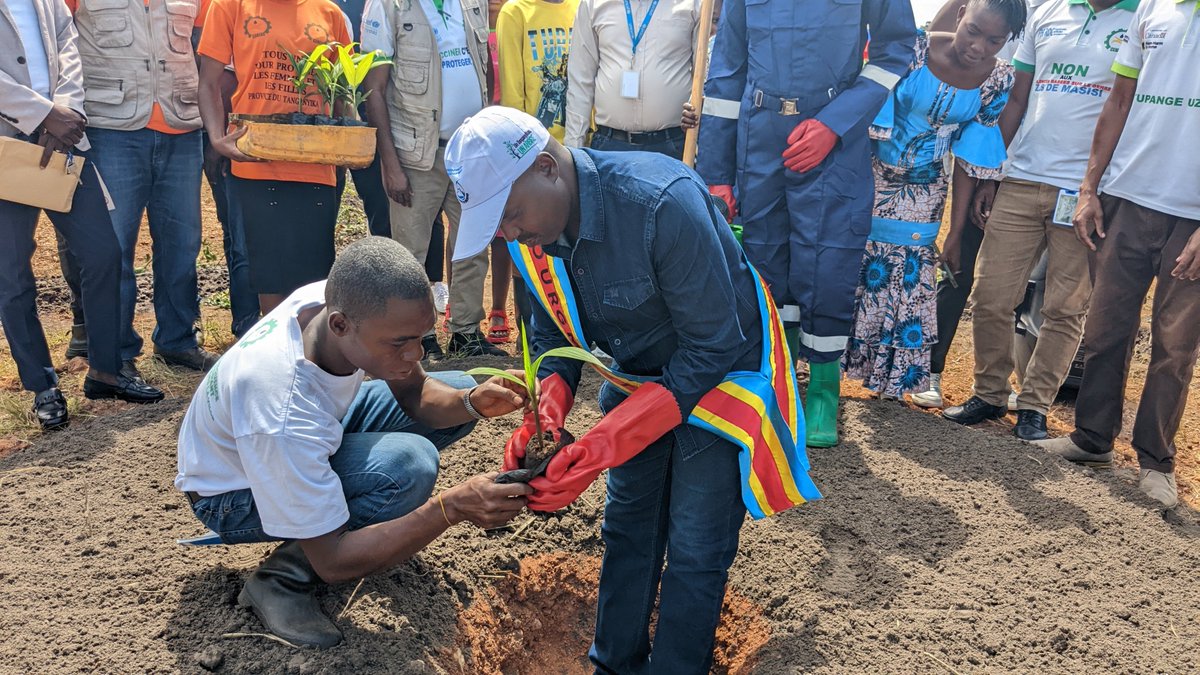 CENEAS_RDC's tweet photo. #Tanganyika
CENEAS en collaboration avec la Commune de la Lukuga, a procédé au lancement des activités de l'ornementation des espaces verts dans la commune de la Lukuga. Ce lancement a été organisé au rond-point kilomètre témoin/City raha. https://t.co/fAUK5nkH72