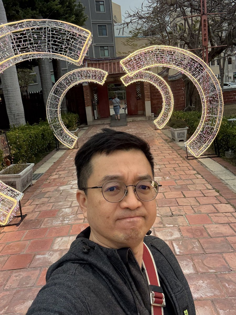 今天去天后宮拜拜
也拜了月老
但他不給我紅線