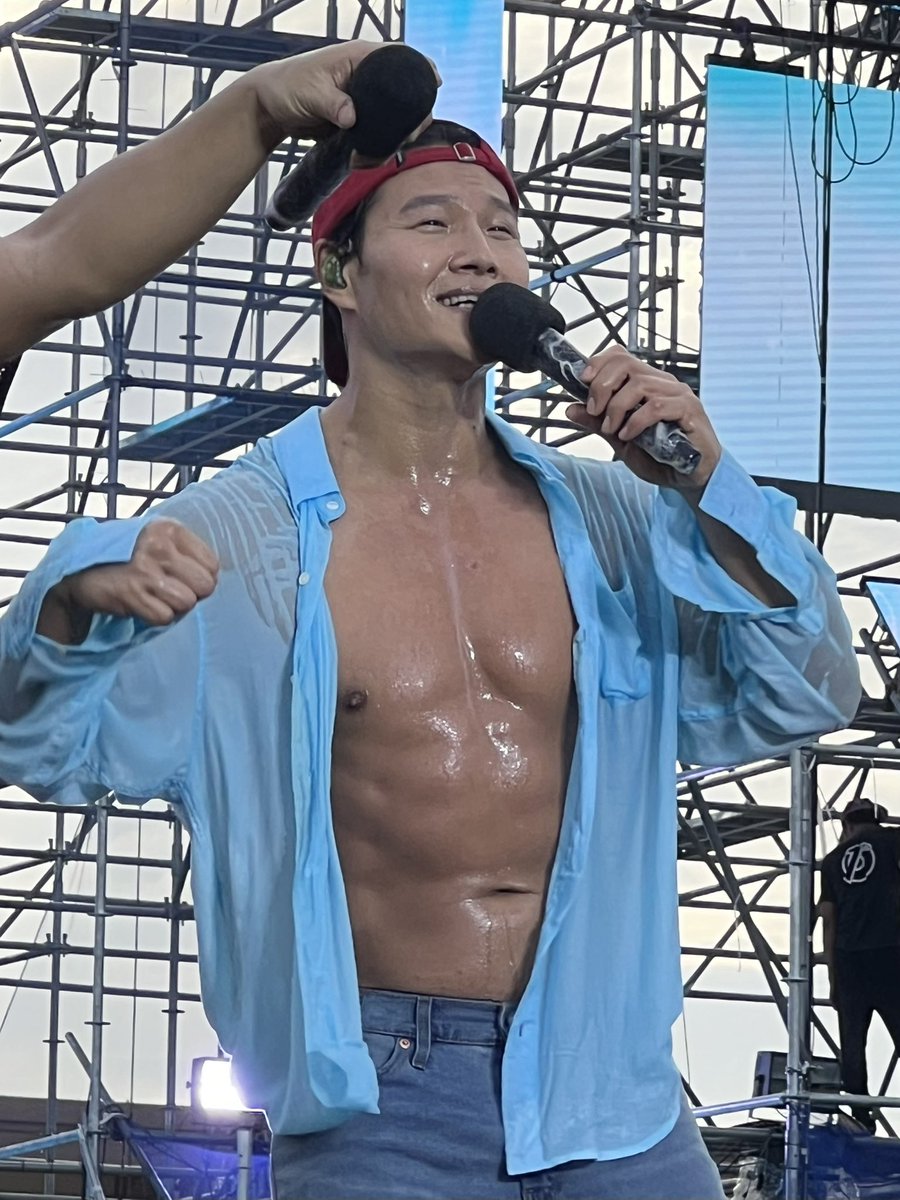 xiuohae's tweet photo. I LOVE YOU KIM JONG KOOK!! Ang saya ng stage n’ya!! #WATERBOMBMANILA https://t.co/IEjw7K8Va3