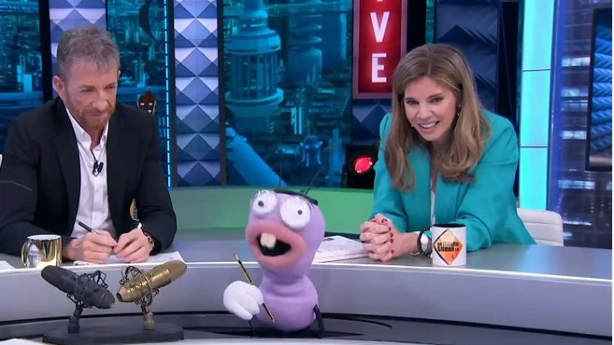 FITrebelde's tweet photo. "Solo hay una forma de que no te critiquen: No hagas nada, no digas nada, no seas nada" - Aristóteles

La famosa psiquiatra Marian Rojas estuvo esta semana en El Hormiguero.

No tardaron en aparecer centenares de críticas en las redes sociales:

“Su mensaje es muy individualista”, “pone toda la responsabilidad en el individuo”, “tiene mucho de neoliberal”, “ignora el contexto sociocultural y económico”, “estar feliz no depende de ti” y un largo etc.

Y parte de estas críticas son válidas.

Si el agua de la pecera está contaminada, lograremos poco tratando al pez. La solución está en limpiar el agua de la que depende.

No podemos resolver de manera individual un malestar colectivo.

Muchos problemas que achacamos al individuo tienen sus raíces en el contexto social.

No todo depende de nosotros, y no somos los culpables de todo lo que nos pasa.

Nacer en un barrio pobre no es lo mismo que nacer en uno rico.

Tener padres que te apoyen no es igual que crecer solo.

Muchas cosas nos condicionan, nos guste o no.

Ignorar esto es ignorar nuestra esencia social.

Pero muchas de esas críticas, llevadas al extremo, son igual de problemáticas.

No culparte por tu situación es una cosa, no hacerte responsable de ella es otra muy distinta.

Al fin y al cabo, es tu vida, y a nadie le importa tanto como a ti.

Culpar de todos nuestros males al sistema, al contexto o a los traumas de la infancia es eludir nuestra responsabilidad.

Y cuando le quitas a alguien su responsabilidad, también le quitas su poder.

Asumir que tus problemas deben arreglarse siempre desde fuera puede derivar en victimismo.

Si te sientas a esperar que el mundo cambie, te quedarás esperando.

Y es mucho más fácil cambiarte a ti mismo que cambiar el mundo.

Se me viene a la cabeza una historia clásica de la sabiduría oriental:

Un monje descalzo se quejaba de que el suelo estaba lleno de piedras y espinas, y soñaba con cubrir todo el mundo de moqueta para poder caminar sin hacerse daño.

Otro monje le respondió: "¿Por qué no te pones unas sandalias?"

Ponerte sandalias no es ignorar las piedras y las espinas, es responsabilizarte dentro de tu margen de autonomía.

Y más allá de los debates intelectuales, tenemos la experiencia práctica.

Mi libro Invicto ha recibido críticas similares, pero también me han llegado cientos (¿quizá miles?) de mensajes de personas cuyas vidas mejoraron gracias a un cambio interno.

En muchos casos, el mundo externo de estas personas seguía lleno de piedras y espinas, pero aprendieron a ponerse sandalias.

En muchos otros, un cambio de perspectiva interna les dio la fortaleza para retirar piedras y espinas de su entorno, contribuyendo a un mundo mejor para todos.

En resumen, nuestro entorno social nos condiciona, por supuesto. No culpemos a las personas por problemas que se escapan a su mejor esfuerzo. Pero tampoco ignoremos el poder individual que tenemos.

El ser humano es como un nadador en un río: las corrientes sociales te empujan, pero tú decides hacia dónde orientas tus brazadas.

El bienestar, físico y mental, es tanto un proyecto individual como colectivo: intentemos suavizar las corrientes, pero aprendamos también a nadar.