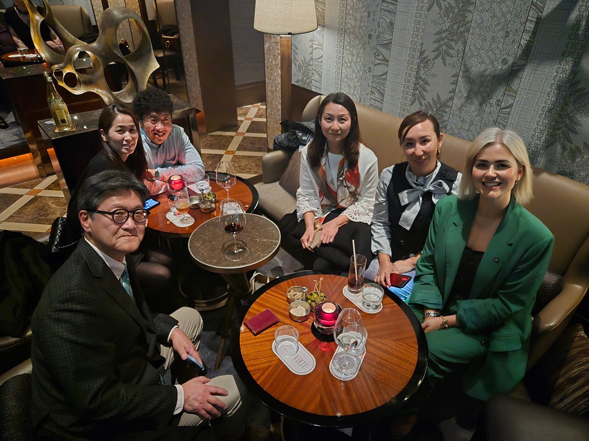 Royal_Russell's tweet photo. Some of our Royal Russell community living in Tokyo met on Friday night. Current and former parents and Old Russellians enjoyed drinks together overlooking the Otemachi skyline. #RoyalRussell #OldRussellians #TokyoMeetUp https://t.co/UfBdzqbnim