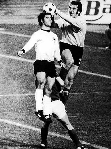 fussballgeekz's tweet photo. #DDR stopper, Jürgen Croy clutches the ball under considerable pressure from 'Der Bomber', Gerd Muller during the #Bruderduell against #WestGermany, #WM74 🇩🇪 https://t.co/0qlgEAJGBx