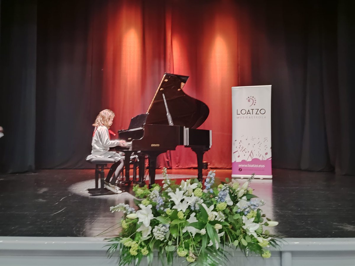 LoatzoME's tweet photo. Hasi da piano jaialdia Villabonan https://t.co/elM5WusKKS