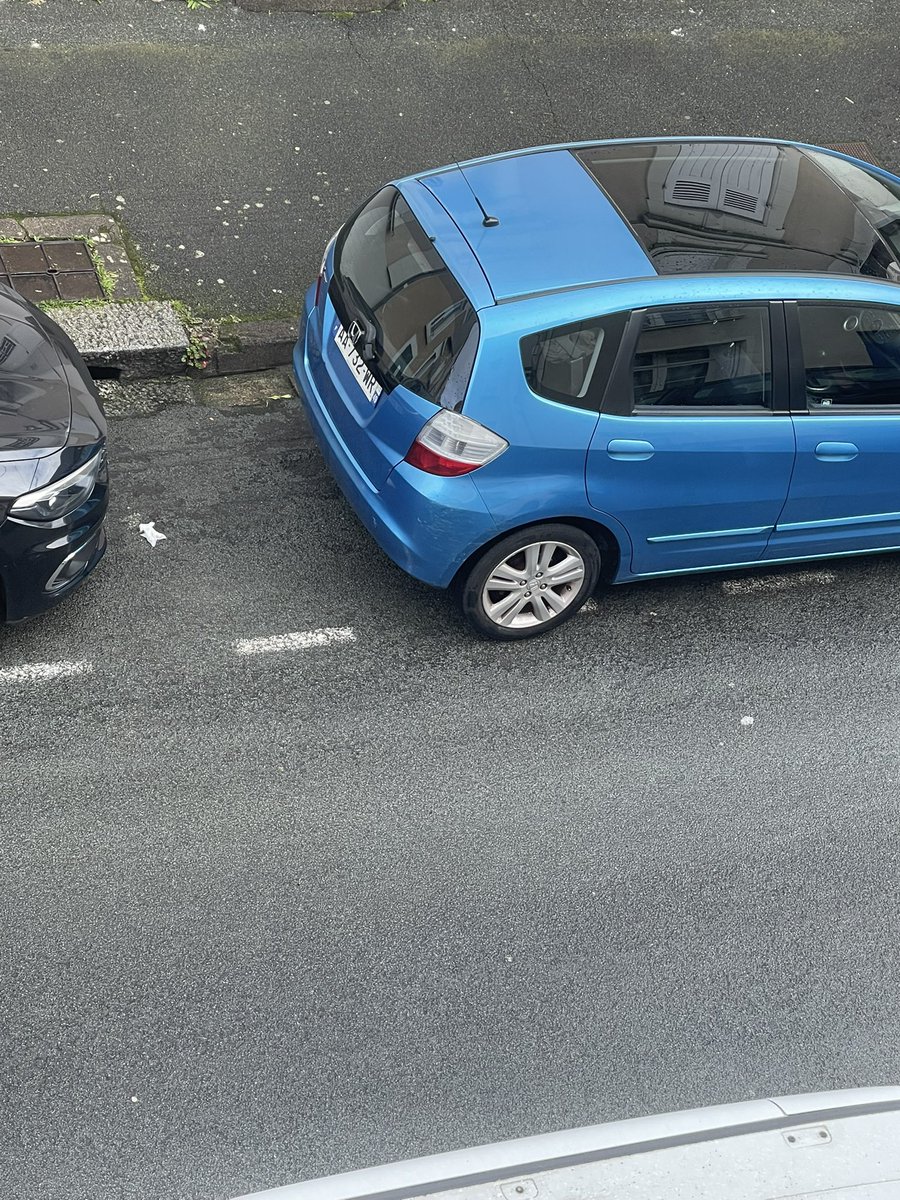 CPVAngers's tweet photo. Celui avec la voiture bleu (un papy) se gare devant moi avec un espace énorme pour manœuvrer. (Il galère quand même)
Il fait une marche arrière repart en marche avant en cognant dans ma voiture ! 😑
Je vais le voir pour le lui dire, même pas une seule excuse ! 😟
#Crevard ! https://t.co/5HTXtRxawg