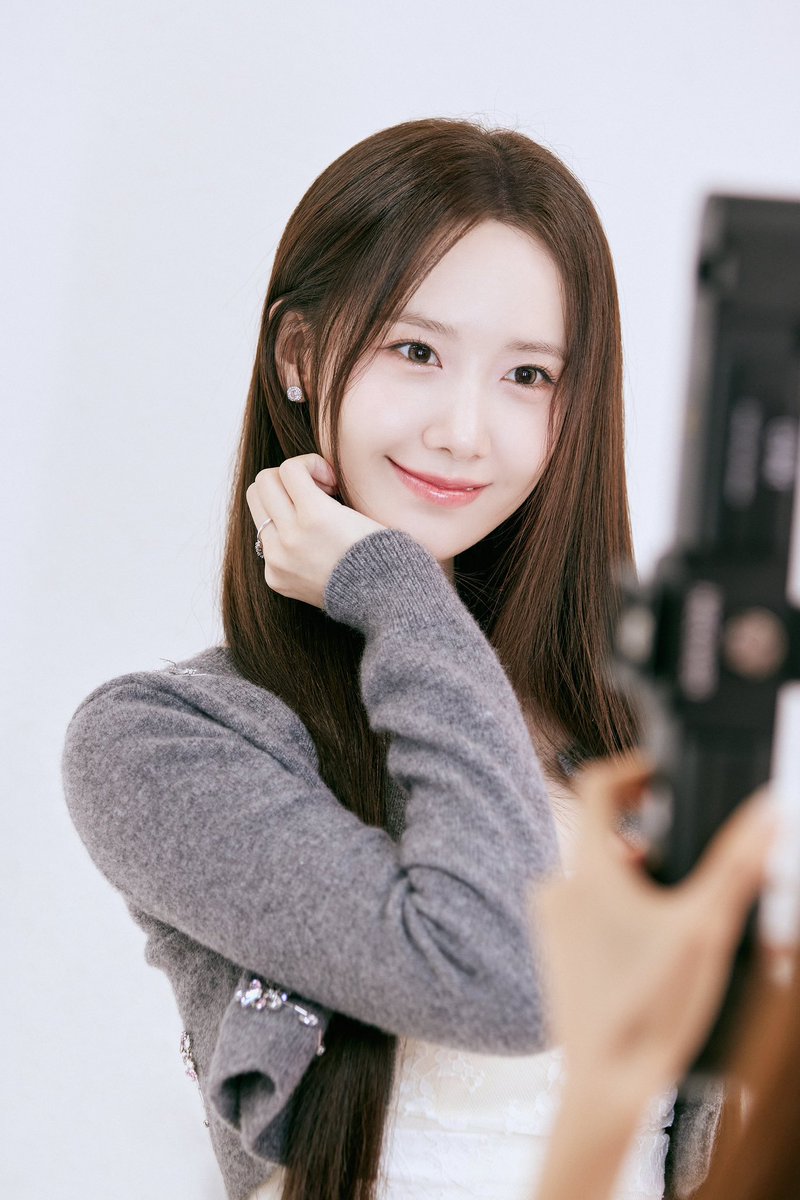 yeppeoyoona's tweet photo. How can YoonA still look the same even after 16 years 🫨
2007                                             2025 https://t.co/LqdUAEPk7k