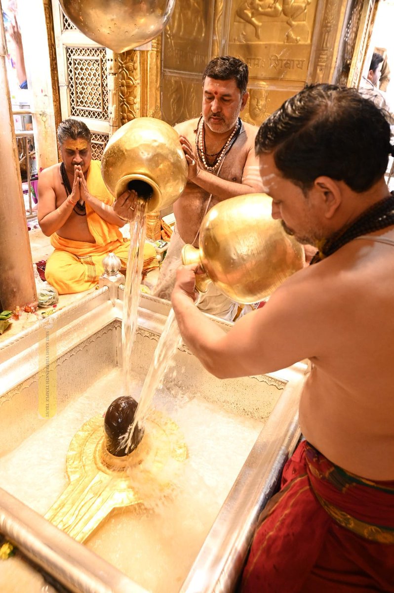 ShriVishwanath's tweet photo. आज श्री काशी विश्वनाथ जी की मध्यान्ह-भोग आरती I
#kashi #darshan #kashivishwanath #VishwanathDham #blessings https://t.co/TeYV66GiKM