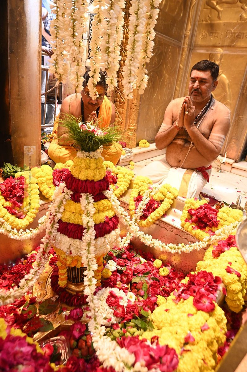 ShriVishwanath's tweet photo. आज श्री काशी विश्वनाथ जी की मध्यान्ह-भोग आरती I
#kashi #darshan #kashivishwanath #VishwanathDham #blessings https://t.co/TeYV66GiKM