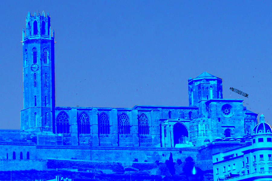 Abans de convertir lo món en zona blava, potser seria bona idea estudiar com millorar el transport públic o els aparcaments dissuasius. A no ser que es vulgui recaptar o que la gent no vingui a #Lleida i se'n vagi, què sé jo, a Torre Salses 💸