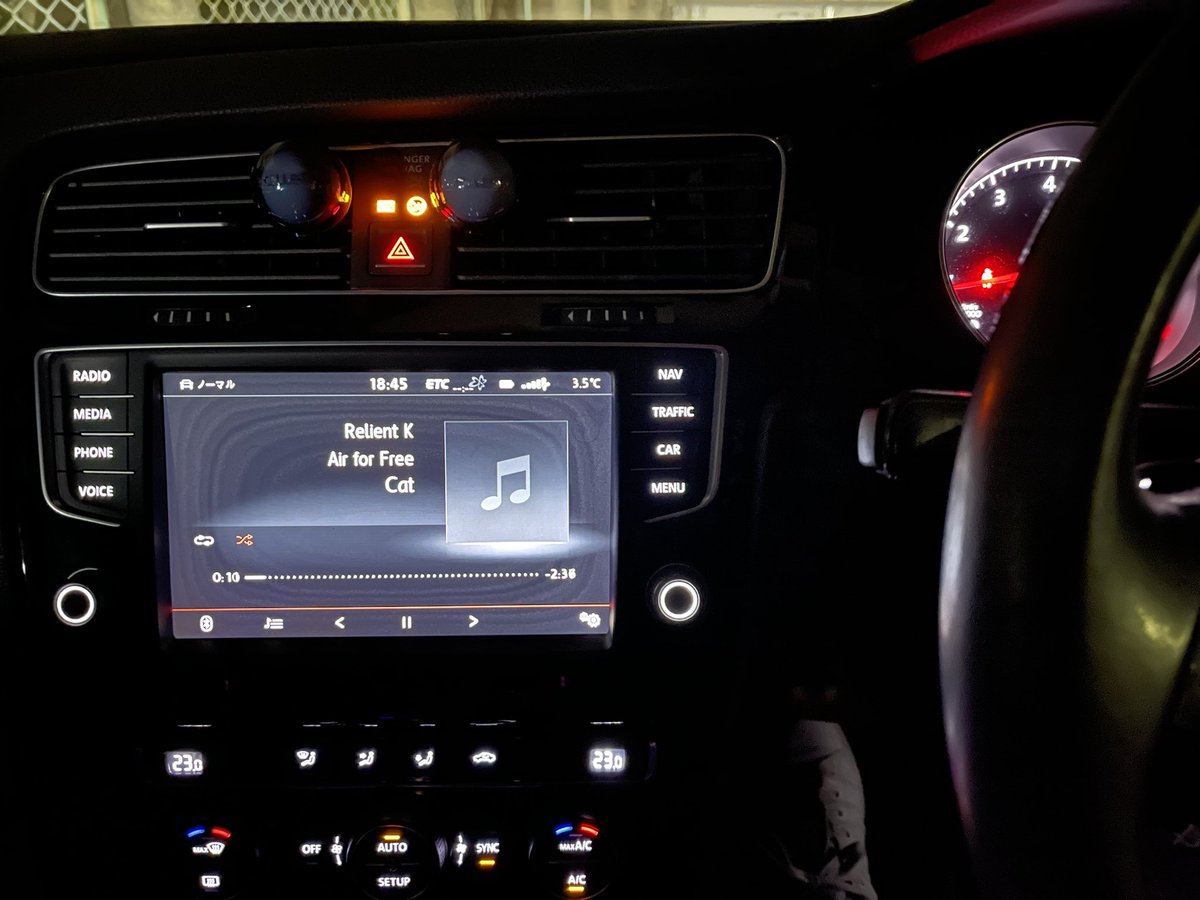 HiroNumber25's tweet photo. ちょいとお出かけ🚗
#車内BGMはこの曲からスタート
#猫の日
#RelientK https://t.co/Us1pKYETg2