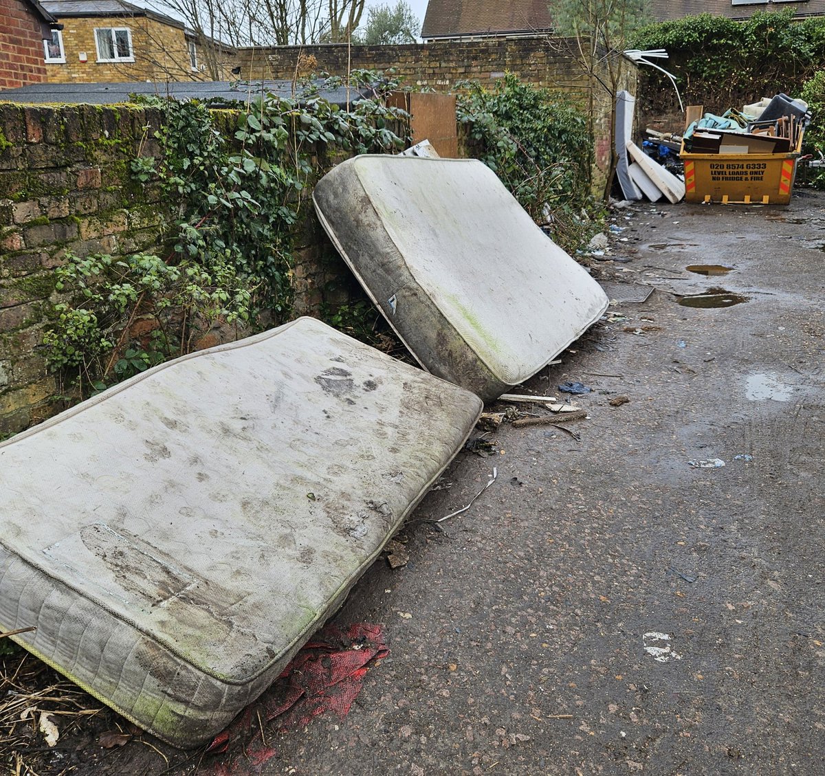 Ferrers Avenue Alley. I know no one wants to take responsibility for the alley, but its no fun living in what looks like the local dump...this right behind takeaway restauants.Bon appetite! <a href="/Hillingdon/">Hillingdon Council</a> <a href="/CllrMSIslam/">cllr Mohammed Islam</a> <a href="/CllrScottFarley/">Cllr Scott Farley 💙</a> <a href="/westdraytonlab/">West Drayton Labour</a>