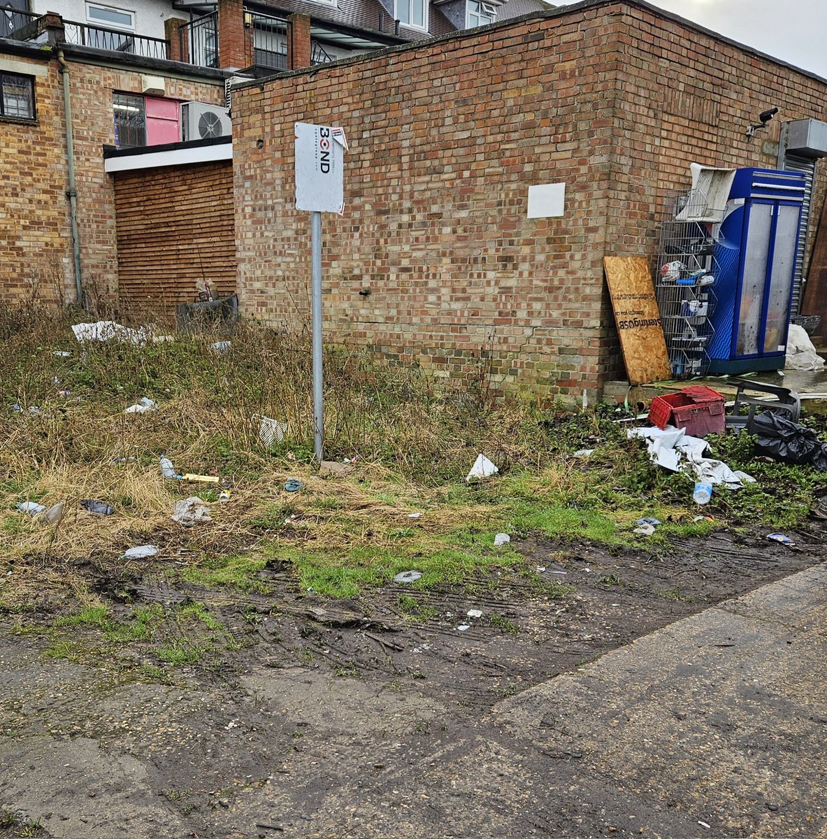 Ruthy75's tweet photo. Ferrers Avenue Alley. I know no one wants to take responsibility for the alley, but its no fun living in what looks like the local dump...this right behind takeaway restauants.Bon appetite! @Hillingdon @CllrMSIslam @CllrScottFarley @westdraytonlab https://t.co/Uwo4VHaxen