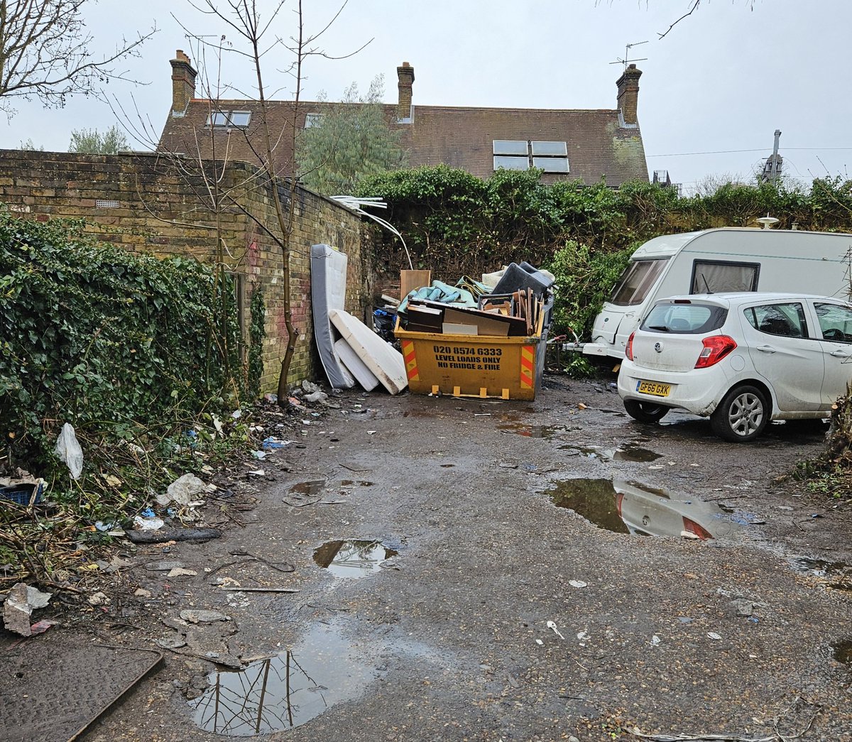 Ruthy75's tweet photo. Ferrers Avenue Alley. I know no one wants to take responsibility for the alley, but its no fun living in what looks like the local dump...this right behind takeaway restauants.Bon appetite! @Hillingdon @CllrMSIslam @CllrScottFarley @westdraytonlab https://t.co/Uwo4VHaxen