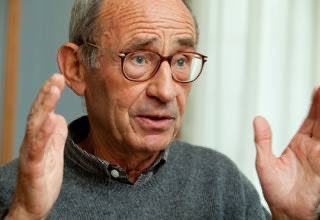 Erraldoi batek utzi gaitu. Ez dut ahazteko nerabe ginela Laboraleko aretoan lagun gutxi batzui eman zigun hitzaldia. Zerbaitek “klak” egin zuen nigan. 
Inoiz ez dut ezagutu hain pertsona eruditurik. Miresmena sortzen zuen nigan. Plazerra hura ezagutu izana.