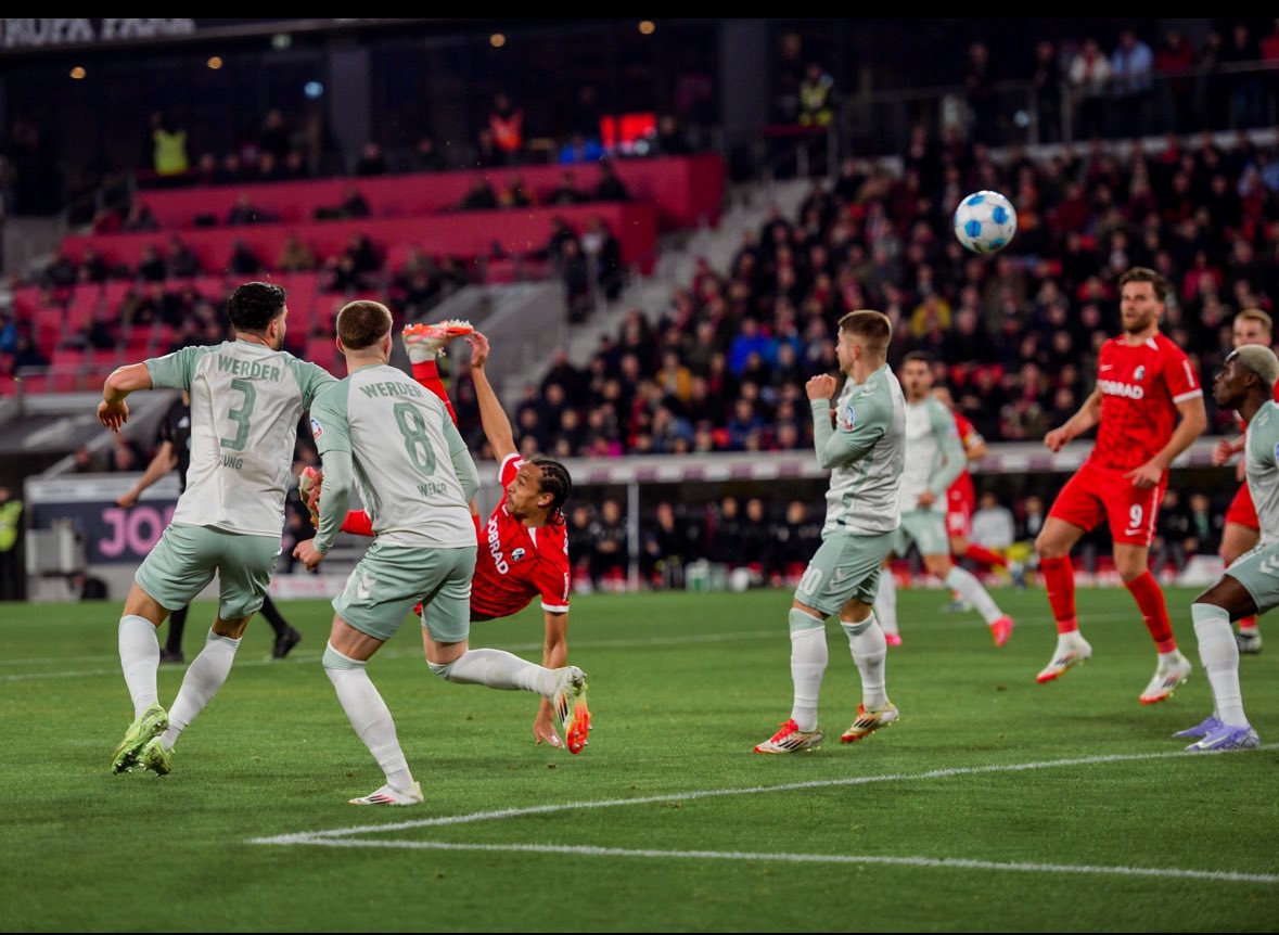 scfreiburg_fr's tweet image. Schuster après la victoire contre Brême :

“En première mi-temps, le match était équilibré. Notre plan était d’aller chercher plus de phases de pressing. On a su marquer aux bons moments, avec de très beaux buts. Et bien sûr, il était crucial qu’Atu arrête le penalty.” 

#SCFSVW