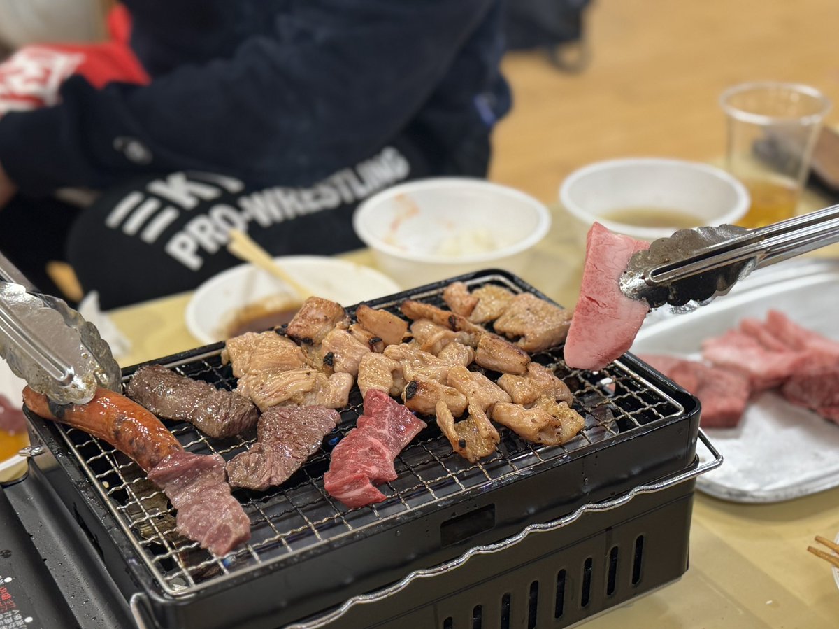 hanakomustang's tweet photo. ウワサには聞いていましたが、活火山コンビの食べっぷりがめちゃくちゃです😂
🐂一頭食べる勢い😱

#肉スポンサー募集中 #プロレス裏方のお仕事 #qpro #九州プロレス https://t.co/rtfaeDSWOt