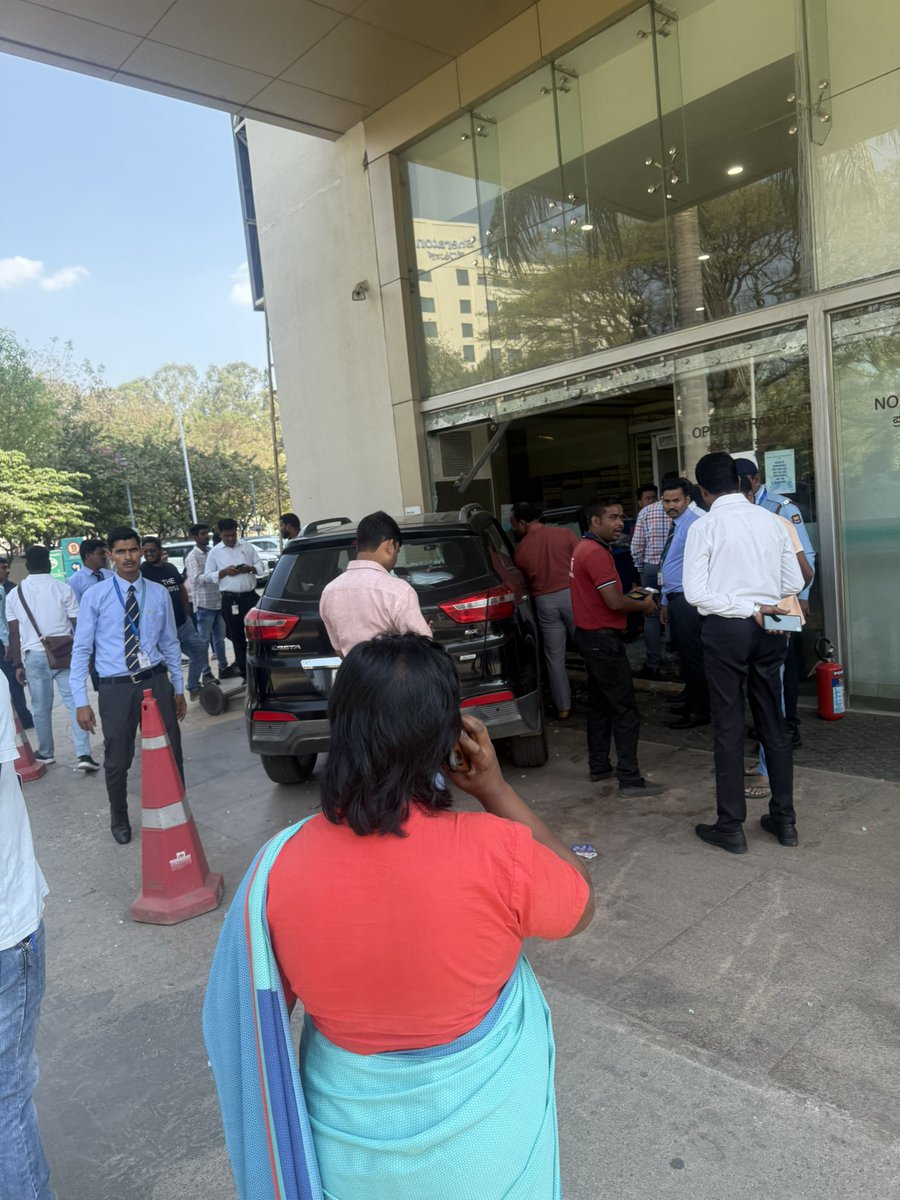 Gehlod's tweet photo. A small accident just happened in manipal whitefield where drive looses the control and drove in the glass door.. fortunately no one hurt and thanks to @ManipalHealth #manipal team to act very promptly and control the situation..#news #whitefield
#LatestNews https://t.co/JQFp1F862Z