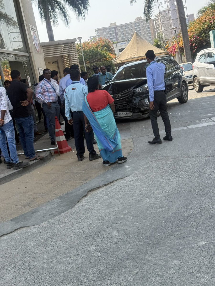 Gehlod's tweet photo. A small accident just happened in manipal whitefield where drive looses the control and drove in the glass door.. fortunately no one hurt and thanks to @ManipalHealth #manipal team to act very promptly and control the situation..#news #whitefield
#LatestNews https://t.co/JQFp1F862Z
