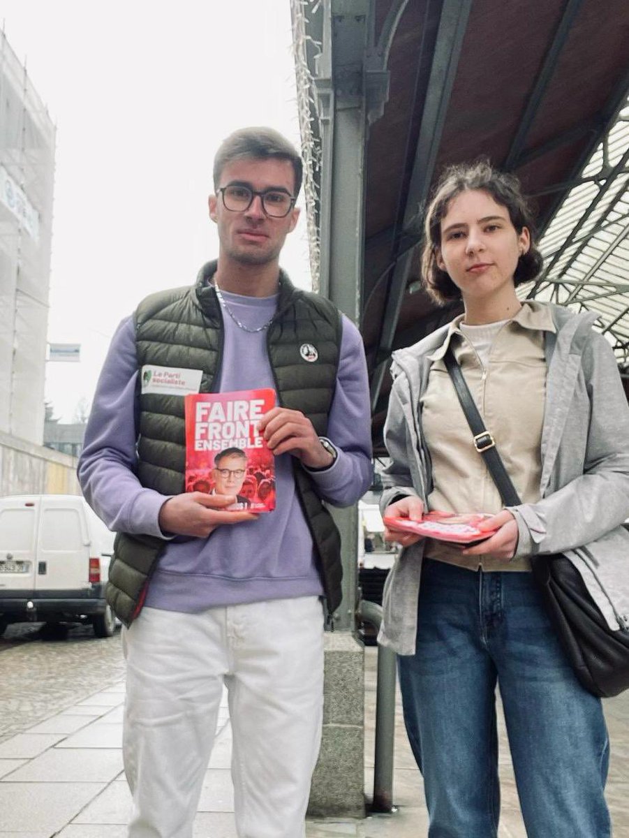 Mercredi dernier, les Jeunes Socialistes Costarmoricains étaient mobilisés sur le marché de #SaintBrieuc pour #FaireFrontEnsemble !