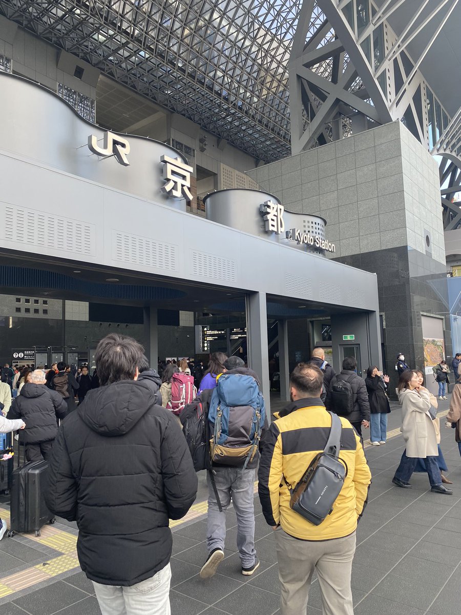 neos_number's tweet photo. 免許合宿で京都へ。観光客が朝から死ぬほど多いと思ったら、今日土曜だった。座学の担当教師の話では、京都府は交通マナーが31年連続で全国でワースト1位で、卒業試験が一番難しいエリアらしい。赤信号を車も自転車も無視しまくるのが当たり前って、本当かいな。来る都道府県を間違えたのかもしれない https://t.co/KrjfQWGrMT