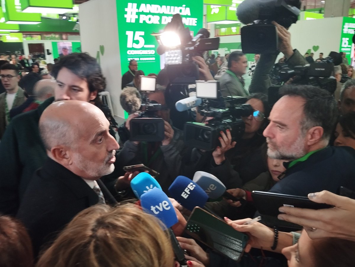 Llegada de <a href="/LuisAngelHierro/">Luis Angel Hierro</a> a  Granada.
"Representamos un emergente movimiento de base. Esperamos la integración de todxs para vencer y sacar a Juanma Moreno de la Junta para q no siga privatizando y destruyendo servicios públicos esenciales"
#AndalucíaPorDelante #15CongresoPSOEA