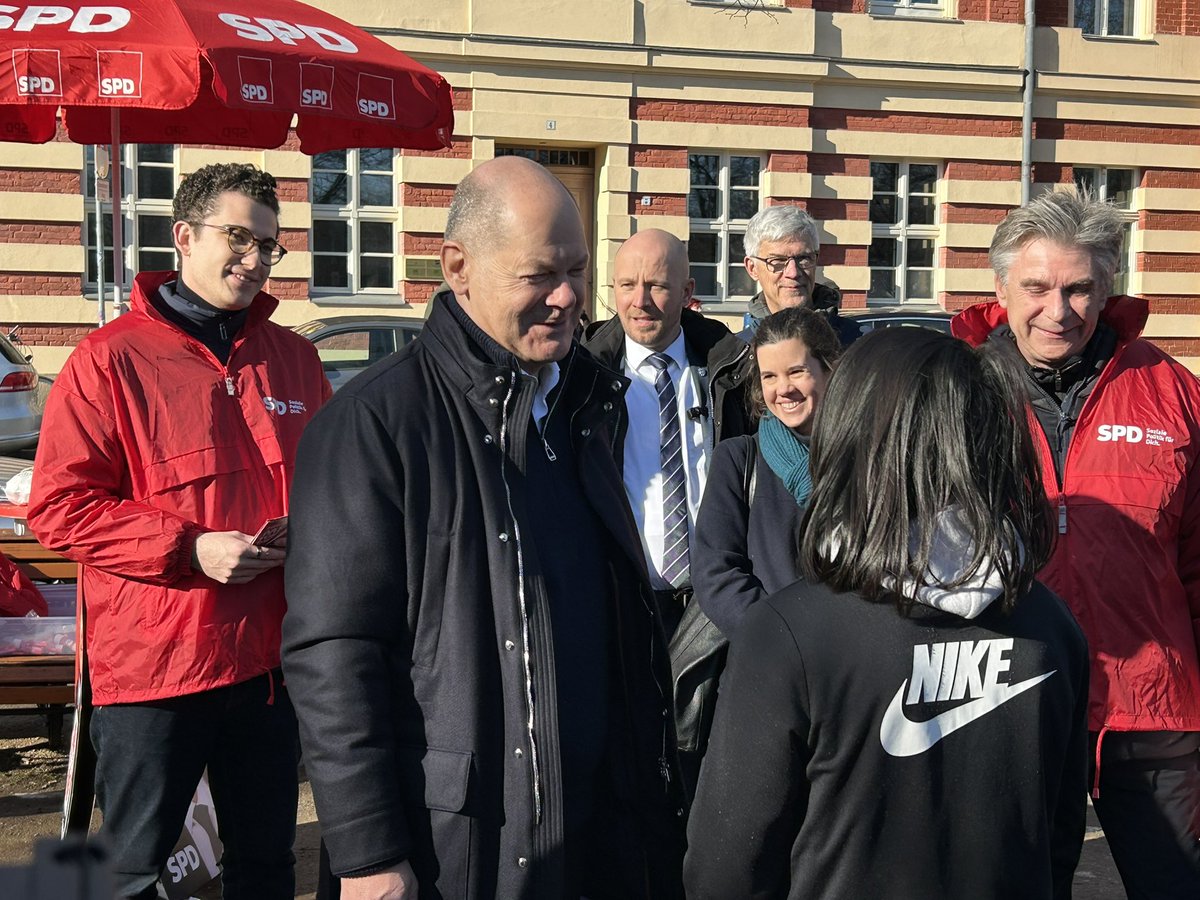 "Ich glaube nicht an Wunder sondern an den Wahlsieg, das fängt auch mit W an", sagt @Bundeskanzler Scholz beim Wahlkampf in Potsdam.

<a href="/welt/">WELT</a> TV #BTW2025