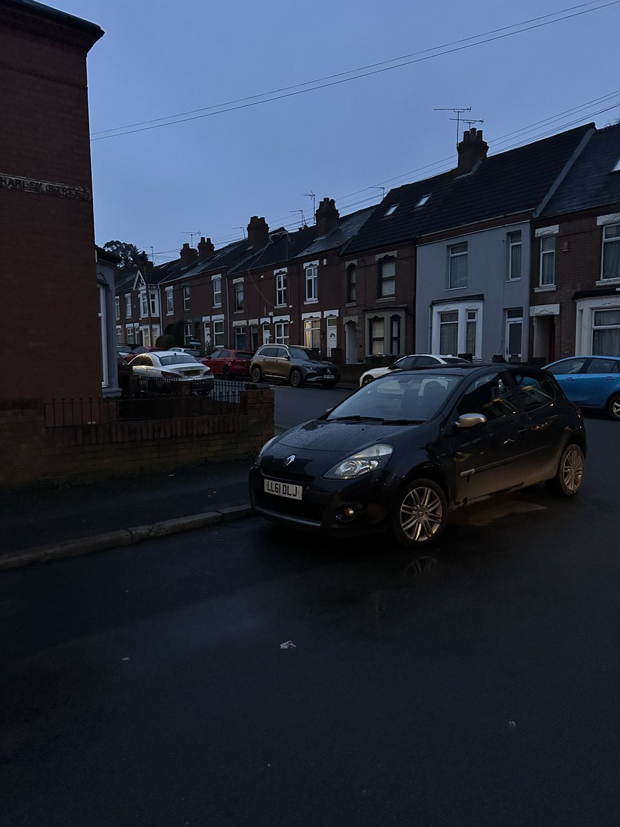 lloydwright1985's tweet photo. @coventrycc @DVLAgovuk 

This car has been parked on the corner and stick out on to the main road for last 3 weeks . Dangerous for pedestrians and multiple near car accidents as it’s blocking view from up the hill off the road https://t.co/SG4g6noGUU