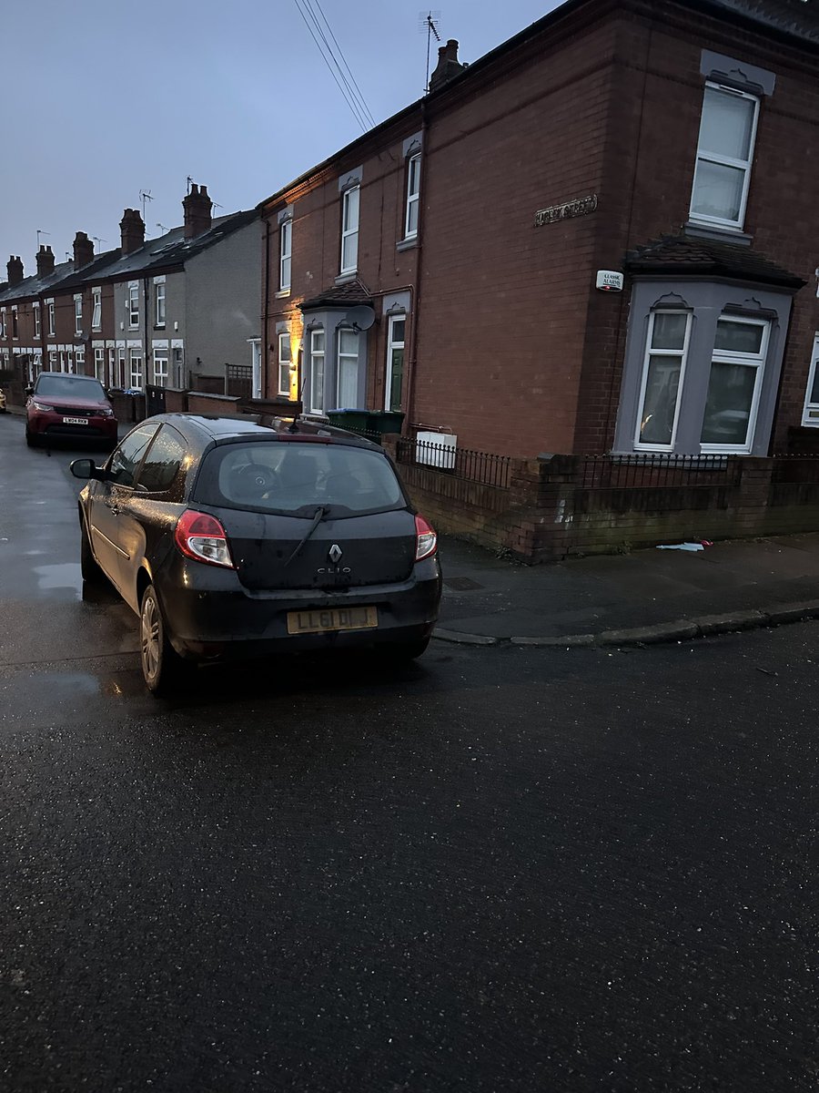 lloydwright1985's tweet photo. @coventrycc @DVLAgovuk 

This car has been parked on the corner and stick out on to the main road for last 3 weeks . Dangerous for pedestrians and multiple near car accidents as it’s blocking view from up the hill off the road https://t.co/SG4g6noGUU