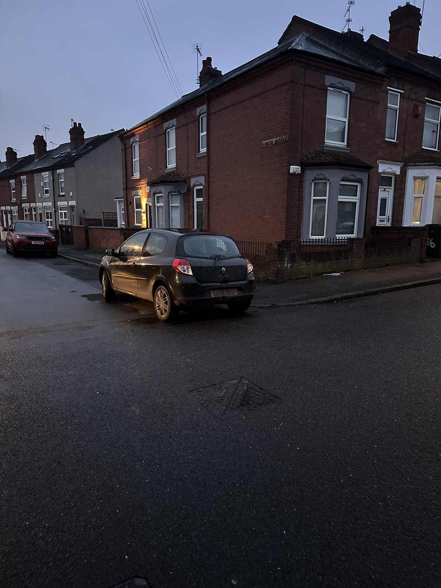 lloydwright1985's tweet photo. @coventrycc @DVLAgovuk 

This car has been parked on the corner and stick out on to the main road for last 3 weeks . Dangerous for pedestrians and multiple near car accidents as it’s blocking view from up the hill off the road https://t.co/SG4g6noGUU