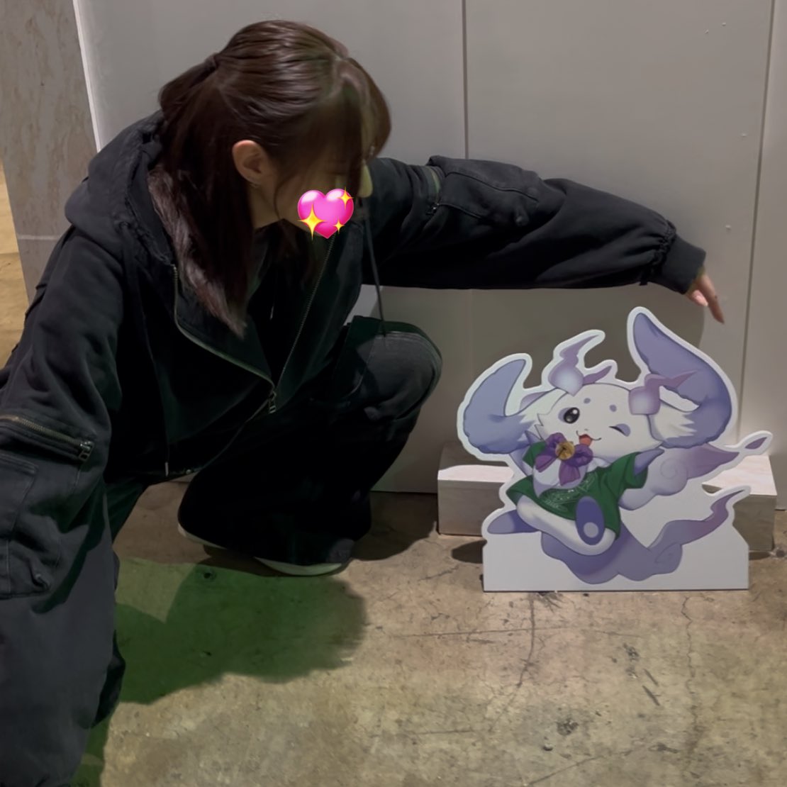 2434_Rei's tweet photo. ルンルンのパネルと撮れた❤️‍🔥
←ちっちゃいなぁ...可愛いなぁ...のちょま
足の間からこんにちはしてるちょま

#見るんるん
#にじさんじフェス2025 
#にじフェスDay2 https://t.co/lggNQ8l1QH