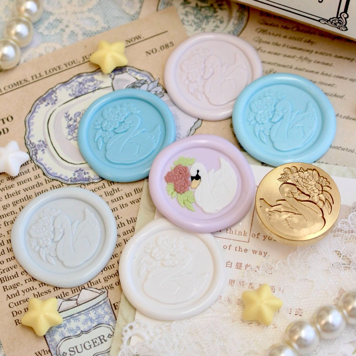 #文具女子博in大阪2025
「myrtilles atelier」ブース情報

【先行販売】
・シーリングスタンプ 香水 Collection
cotolie.が手掛ける花と香水をテーマにしたスタンプが登場。春の花『鈴蘭』は幸福が訪れるという意味合いもあり、贈り物にもオススメ。
3,850円(税込)

・シーリングスタンプ Swan bouquet