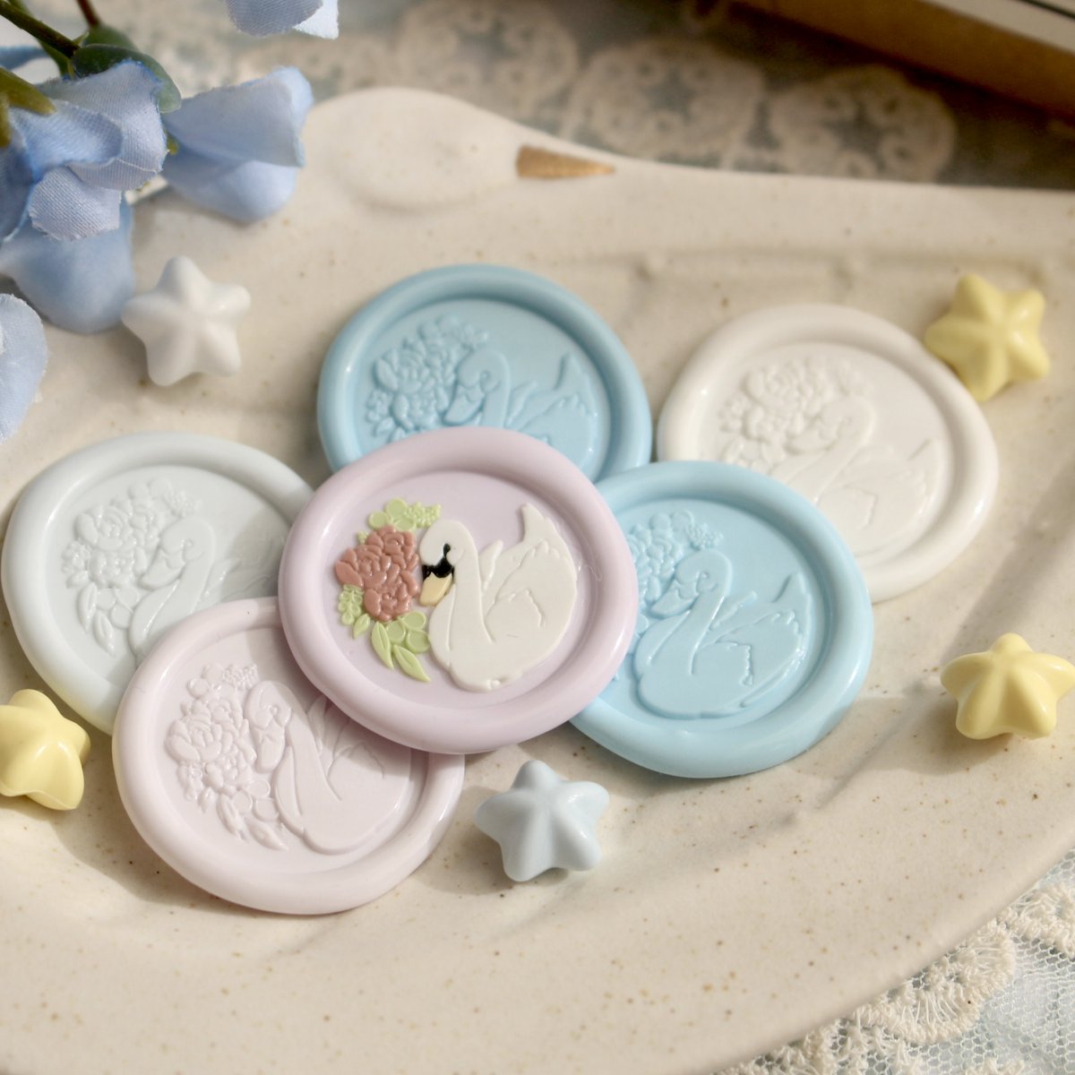 bungujoshi's tweet photo. #文具女子博in大阪2025
「myrtilles atelier」ブース情報

【先行販売】
・シーリングスタンプ 香水 Collection
cotolie.が手掛ける花と香水をテーマに���たスタンプが登場。春の花『鈴蘭』は幸福が訪れるという意味合いもあり、贈り物にもオススメ。
3,850円(税込)

・シーリングスタンプ Swan bouquet
ペン画家ジンボ アユミが手がける新作スタンプ。上品さと華やかさがマッチしたデザインはどんなシーンにもピッタリ。
3,300円(税込)