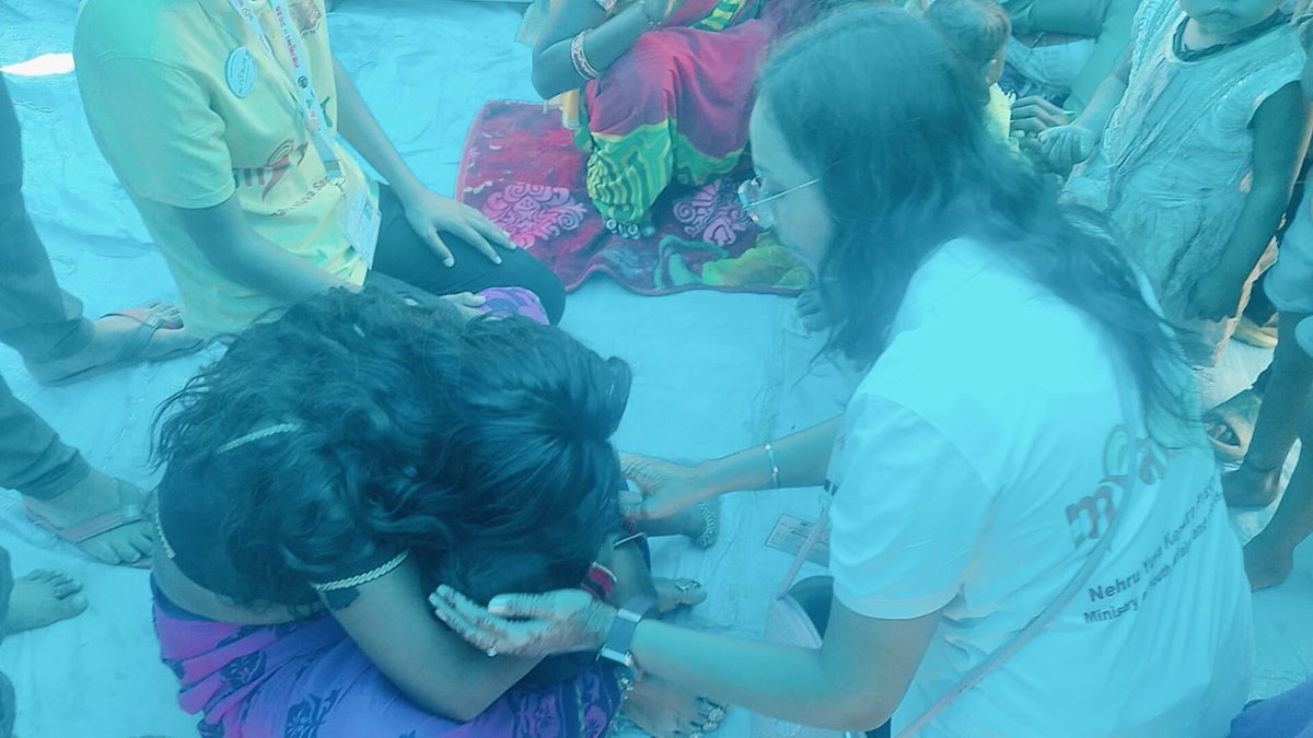 MYBharatHQ's tweet photo. Brave MYBharat-NYKS volunteers Priti, Kuldeep, Aman, Rajan, Vishakha, Prerna, Shivani, Nitin, Shalu &amp; Gagan reunited lost baby Palak with her mother at Mahakumbh, Prayagraj. Their swift action &amp; courage touched hearts, proving humanity thrives amid faith &amp; crowds! #Mahakumbh2025 https://t.co/6GnYDDKSX5