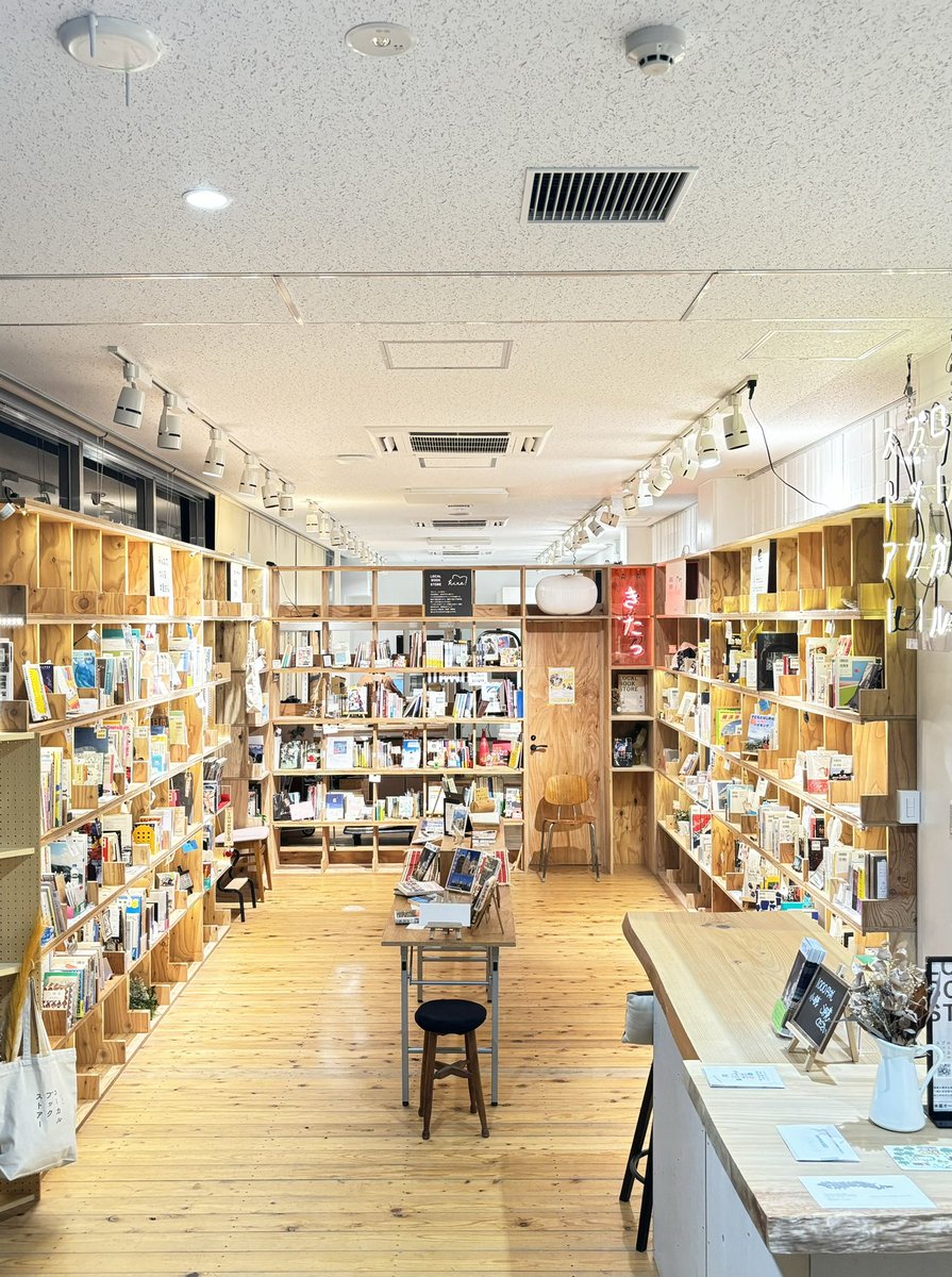 kita_books's tweet photo. LEDライトがきたっ❗️

kita.オーナーさんとLEDの設置作業をしました！棚が見やすくなり、本もキラキラとしています📕✨

また23日・24日は一日店長dayです！
ぜひ、がらっと雰囲気が変わったkita.にお越しください！ https://t.co/2aA18aLisH