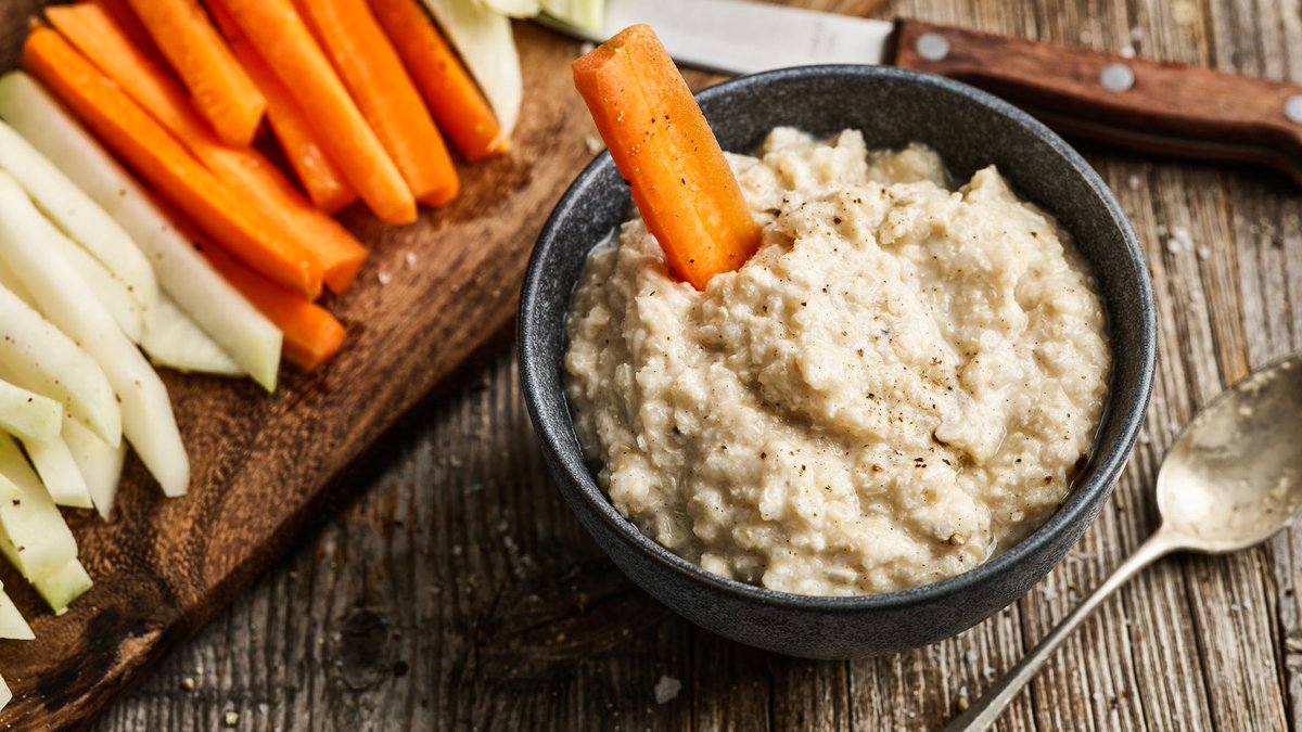 ZentrumGesund's tweet photo. Meerrettich-Dip 🥕🤍
Diesen leckeren und sehr gesunden Meerrettich-Dip können Sie ganz einfach selbermachen!
Rezept 👉🏼 https://t.co/wYzTDzrVLv
#meerrettich #dip #selfm https://t.co/18ajUhttTl
