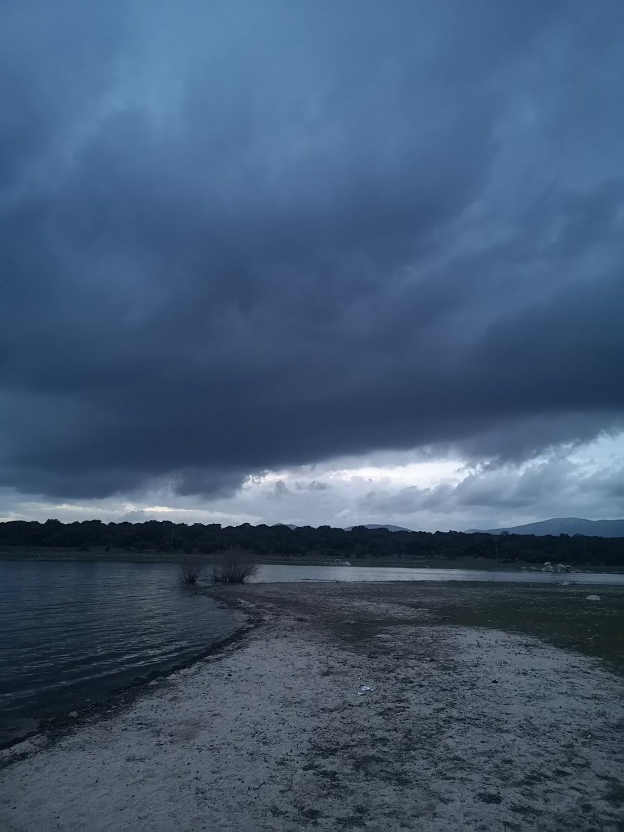 AnaViCalvo's tweet photo. Cuando parece que el cielo se va a caer https://t.co/aTe3Z5iBdo