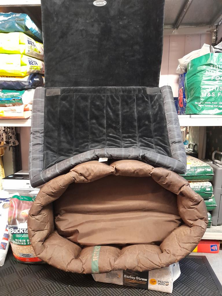 PEARLSPetCare's tweet image. The Scruffs Balmoral Boot Liner &amp;amp; Tuffies Large Heavy Duty Bed used/good condition, available separately, for a donation to local animal welfare. Collection only from shop. #SupportLocal #ForresLovesLocal