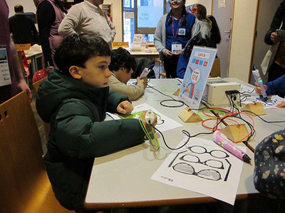 EPS_UdL's tweet photo. Els visitants i familiars de la #flllleida també podreu gaudir d'una sèrie d'activitats complementàries proposades per @InvelonTech (Realitat Virtual i Augmentada), @MakersLleida i l'@EPS_UdL a l'edifici CCCT del campus de Cappont en el marc de la @FLL_Spain Us esperem! https://t.co/zs2EyWRv6P