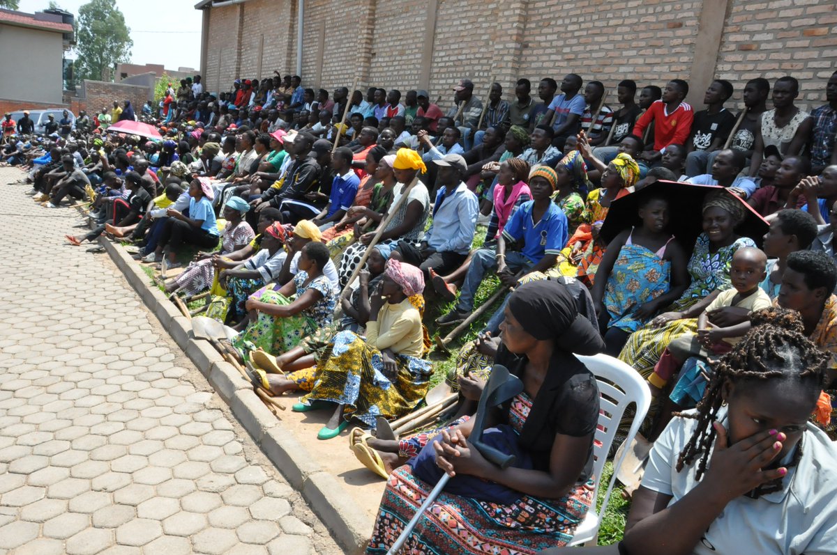 Umunyamabanga Nshingwabikorwa wa <a href="/RwandaSouth/">Southern Province | Rwanda</a>  <a href="/VedasteNshimiy/">Védaste Nshimiyimana</a> nawe witabiriye umuganda ku Rugalika, mu butumwa bwe asabye abaturage kwirinda  ingengabitekerezo ya Jenoside. Abasabye kandi gukomeza gusigasira ubumwe bwabo, no kwimakaza imibanire myiza mu muryango <a href="/Unity_MemoryRw/">Ministry of National Unity and Civic Engagement</a>