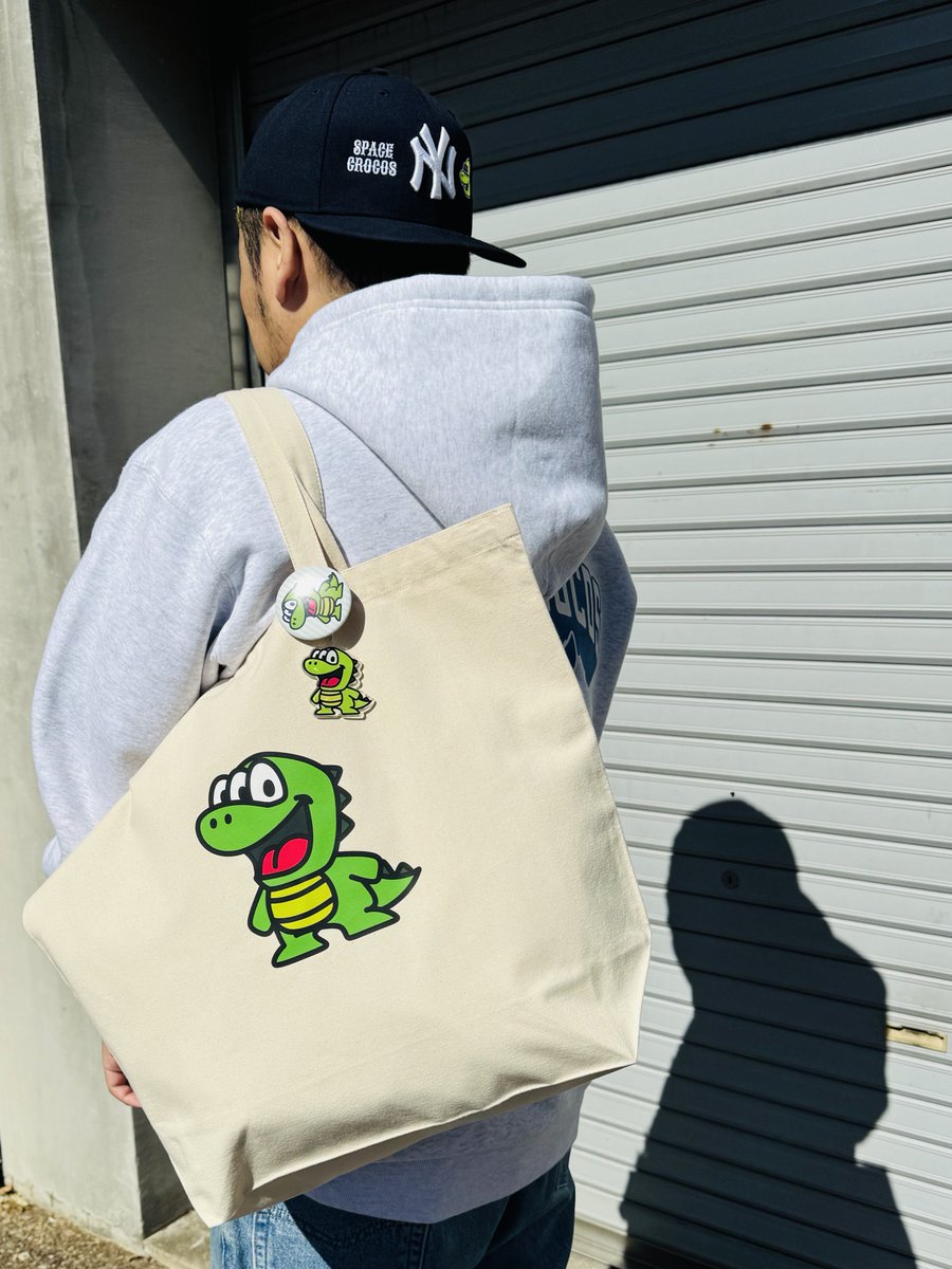 Professor___c's tweet photo. オンラインクレーンゲームの景品サンプルが届きました✨
バッグは大容量で缶バッジとアクリル��ーホルダーもサイズが大きめで、いい感じです🐊
3/4の開始が待ち遠しい✳️ https://t.co/BgbMREUGNJ