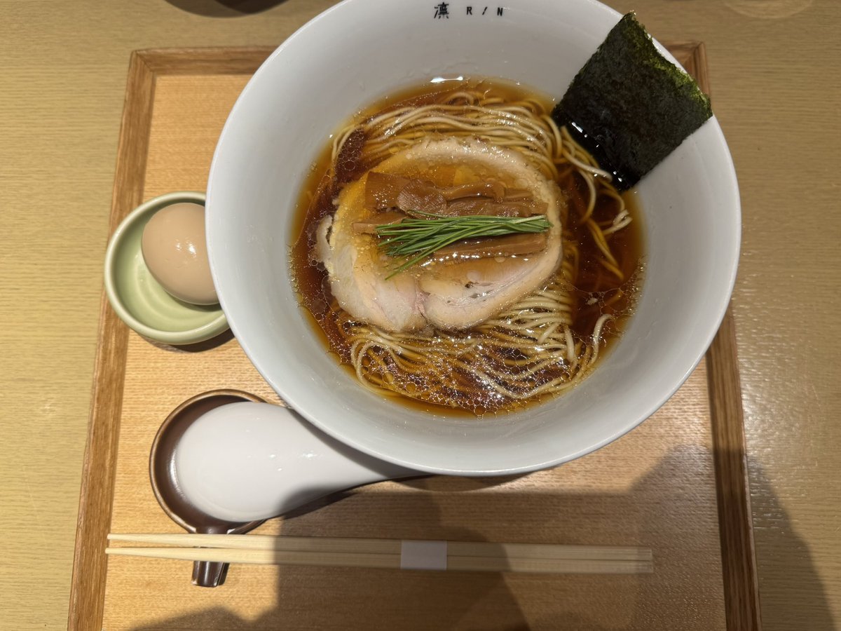 inajun_1228's tweet photo. 夜はこちらNIPPON RAMEN 凛へ
東京駅の改札口近くにあり前から気になってたので訪問
醤油らぁ麺🍜味玉子付
透き通った醤油スープは深みもありつつあっさりしていてとても美味しかった🎵🤤
さすが飯田商店の姉妹店✨
#東京駅 #飯田商店 #日本ラーメン #ラーメン #らーめん #NoodleLab https://t.co/tcmdNdbSyx