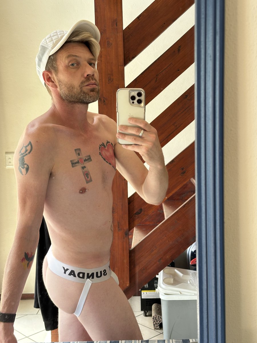 MJVWSA's tweet photo. #gay #LGBTQIAGiveUsFlowers #pose #mirror #gayguy https://t.co/btHVs27aSL