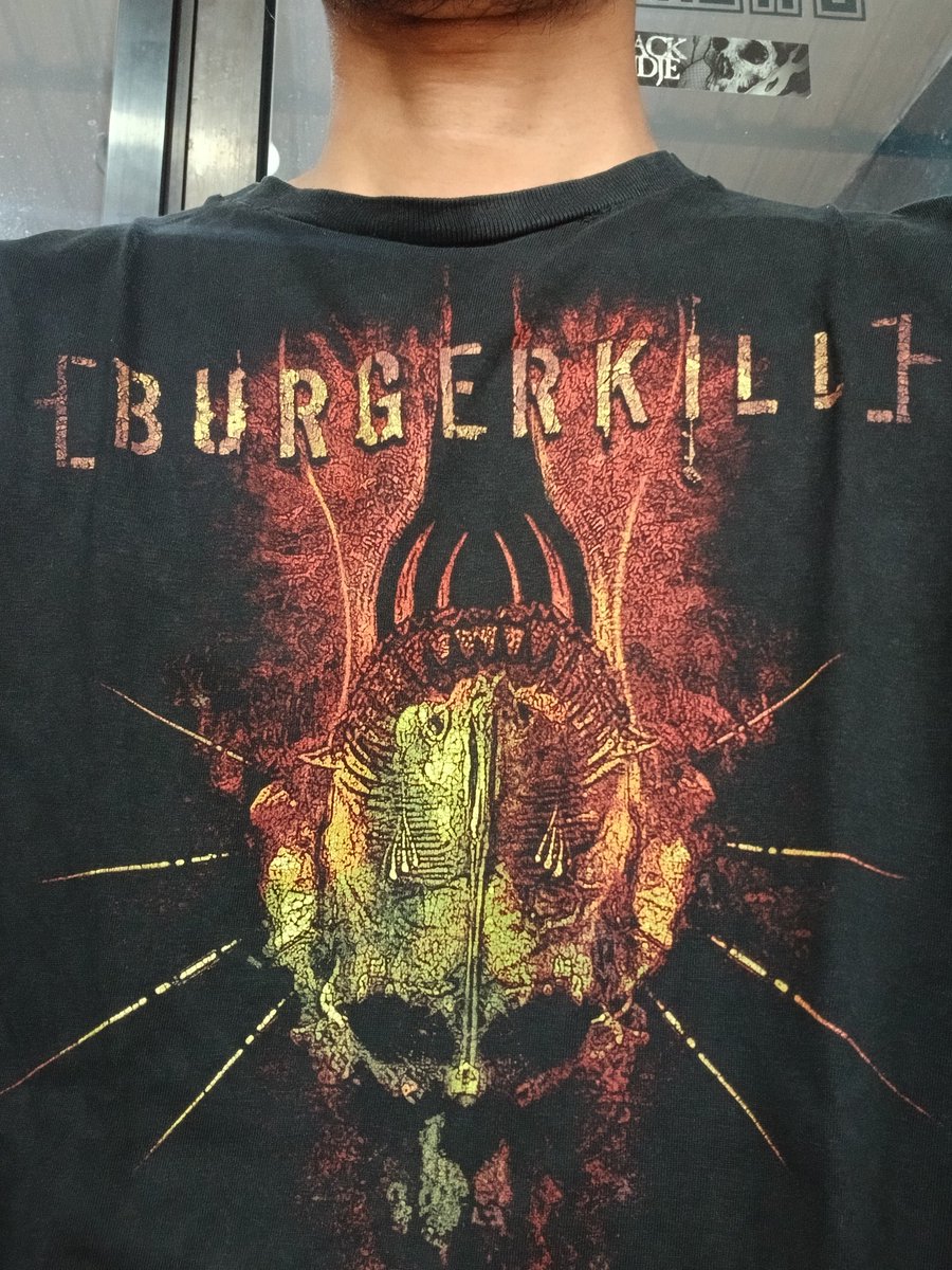 Longsleeve BK udah lebih dari 10 tahun ternyata masih muat