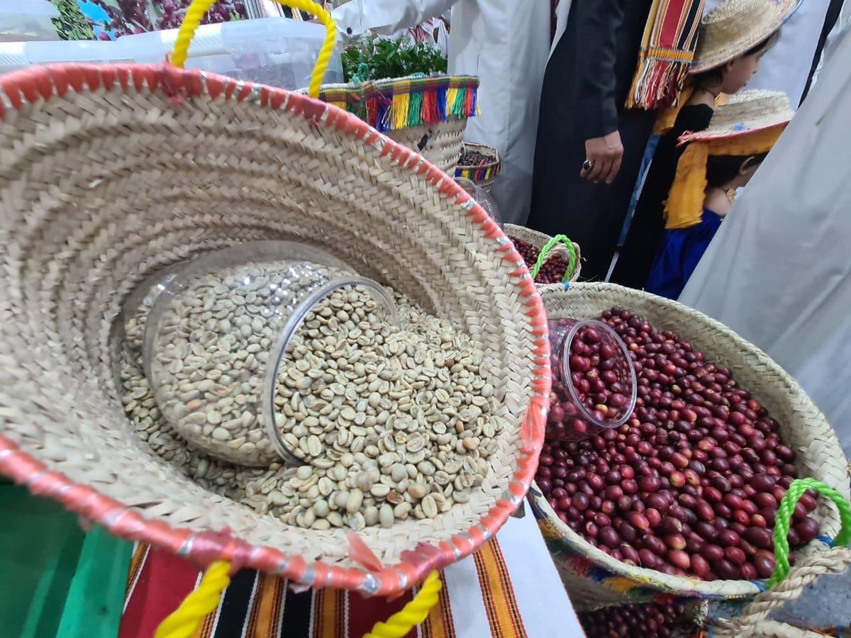 alaiktishaf_tv's tweet photo. برعاية سمو امير منطقة عسير

محافظ رجال المع يفتتح 
مهرجان البن الثاني

افتتح محافظ #محافظة_رجال_المع الاستاذ الحسن بن عبد الخالق الحفظي وبحضور مدير عام فرع وزارة البيئة والمياه والزراعة بمنطقة عسير المهندس أحمد بن محمد آل مجثل وفريق من هيئة تطوير عسير وعدد من مسؤولي الجهات الحكومية والمجتمع المحلي #مهرجان_البن_الثاني بمحافظة رجال ألمع والذي تشرف عليه وزارة البيئة والمياه والزراعة وتنفذه جمعية البن التعاونية بالمحافظة ويتضمن المهرجان الذي يستمر لمدة ثلاثة أيام أركان متعددة لمنتجات البن بحوالي 45 ركن للمنتجين والادارات الحكومية والشركات المنتجة، كما يهدف إلى تسويق منتجات #القهوة_السعودية المميزة والتي تعد إرثاً سعودياً يمثل كرم الضيافة العربية الأصيلة لدى الشعب السعودي.

اعداد : أ.محمد العاصمي
ممثل نادي المعالم السعودية بـ #محايل 
@AsmyMhmd36821