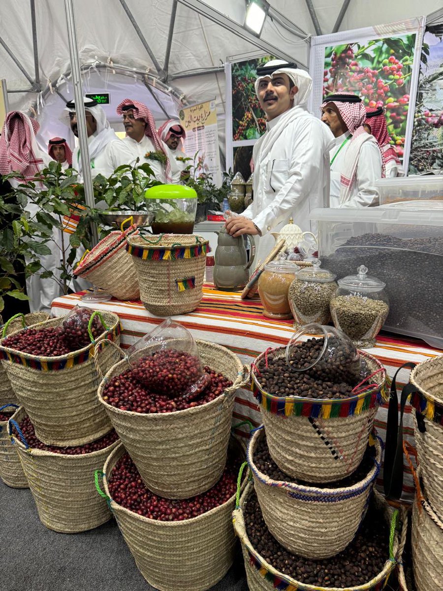 alaiktishaf_tv's tweet photo. برعاية سمو امير منطقة عسير

محافظ رجال المع يفتتح 
مهرجان البن الثاني

افتتح محافظ #محافظة_رجال_المع الاستاذ الحسن بن عبد الخالق الحفظي وبحضور مدير عام فرع وزارة البيئة والمياه والزراعة بمنطقة عسير المهندس أحمد بن محمد آل مجثل وفريق من هيئة تطوير عسير وعدد من مسؤولي الجهات الحكومية والمجتمع المحلي #مهرجان_البن_الثاني بمحافظة رجال ألمع والذي تشرف عليه وزارة البيئة والمياه والزراعة وتنفذه جمعية البن التعاونية بالمحافظة ويتضمن المهرجان الذي يستمر لمدة ثلاثة أيام أركان متعددة لمنتجات البن بحوالي 45 ركن للمنتجين والادارات الحكومية والشركات المنتجة، كما يهدف إلى تسويق منتجات #القهوة_السعودية المميزة والتي تعد إرثاً سعودياً يمثل كرم الضيافة العربية الأصيلة لدى الشعب السعودي.

اعداد : أ.محمد العاصمي
ممثل نادي المعالم السعودية بـ #محايل 
@AsmyMhmd36821