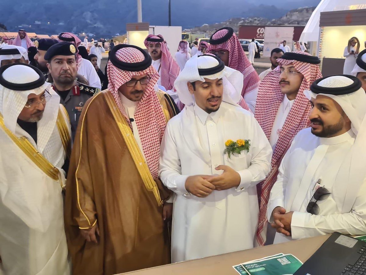 alaiktishaf_tv's tweet photo. برعاية سمو امير منطقة عسير

محافظ رجال المع يفتتح 
مهرجان البن الثاني

افتتح محافظ #محافظة_رجال_المع الاستاذ الحسن بن عبد الخالق الحفظي وبحضور مدير عام فرع وزارة البيئة والمياه والزراعة بمنطقة عسير المهندس أحمد بن محمد آل مجثل وفريق من هيئة تطوير عسير وعدد من مسؤولي الجهات الحكومية والمجتمع المحلي #مهرجان_البن_الثاني بمحافظة رجال ألمع والذي تشرف عليه وزارة البيئة والمياه والزراعة وتنفذه جمعية البن التعاونية بالمحافظة ويتضمن المهرجان الذي يستمر لمدة ثلاثة أيام أركان متعددة لمنتجات البن بحوالي 45 ركن للمنتجين والادارات الحكومية والشركات المنتجة، كما يهدف إلى تسويق منتجات #القهوة_السعودية المميزة والتي تعد إرثاً سعودياً يمثل كرم الضيافة العربية الأصيلة لدى الشعب السعودي.

اعداد : أ.محمد العاصمي
ممثل نادي المعالم السعودية بـ #محايل 
@AsmyMhmd36821