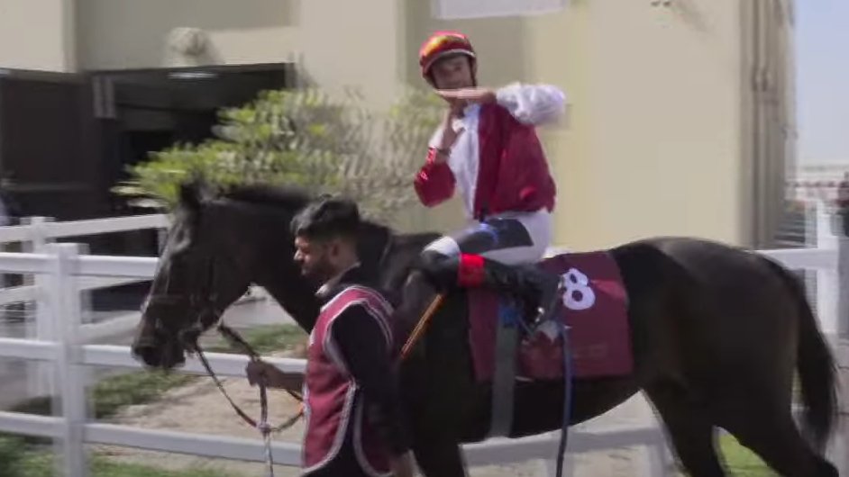 Comienza bien la jornada para Borja Fayos, con su triunfo a lomos de Achika. Monta perfecta, esperando cerca de la cabeza y lanzando  el ataque definitivo en los últimos 200 metros. Segunda victoria de la semana para un Borja que cada vez cuenta con mejores montas.