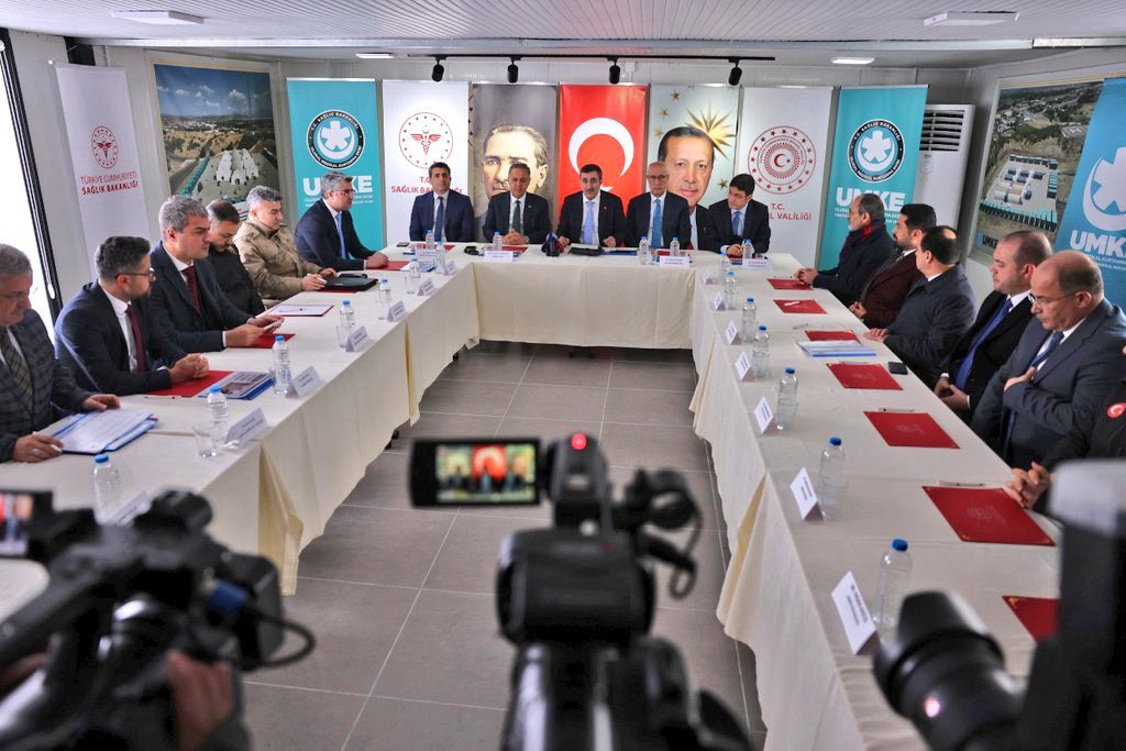 Cumhurbaşkanı Yardımcımız Sn. <a href="/_cevdetyilmaz/">Cevdet Yılmaz</a>’ın Başkanlığında Ulusal Medikal Kurtarma Ekibi Yerleşkesi'nde olası bir afete ilişkin yapılan hazırlıklar hakkında ilgili kurum yetkililerimizden bilgi aldık. 

Rabbim ülkemizi ve milletimizi her türlü afetten muhafaza eylesin.