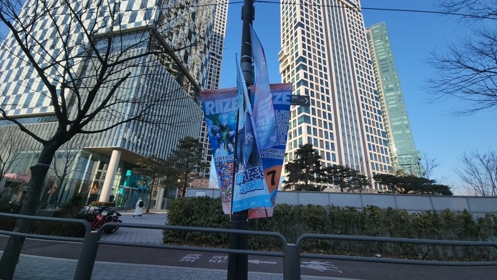 RIIZEUSACENTRE's tweet photo. Our RII7E Street flags have been hanged infront of SM and in all roads leading to SM https://t.co/ljDRVve1ME