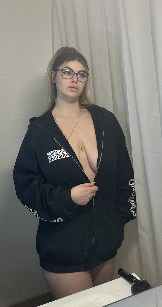 LeaMadness_'s tweet photo. good morning les chatons🍒

#mym #onlyfans #model https://t.co/hDSqY5osu5