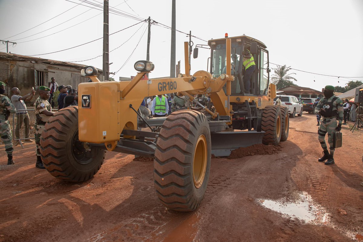 Poursuivant son séjour dans la commune de Bitam, le Président de la République a officiellement lancé les travaux de réhabilitation des voiries urbaines en béton. Ce projet ambitieux prévoit l’aménagement de 9,26 km de routes, visant à améliorer significativement les conditions